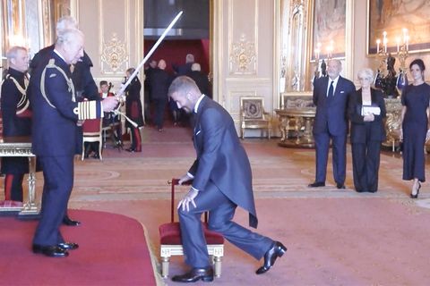 Szene im Video: Hier wird David Beckham zum Ritter geschlagen