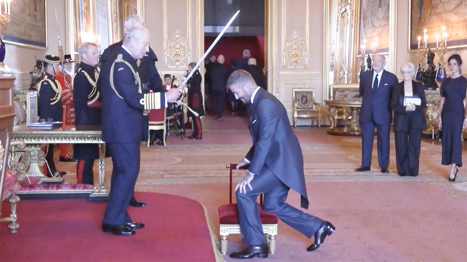 Szene im Video: Hier wird David Beckham zum Ritter geschlagen