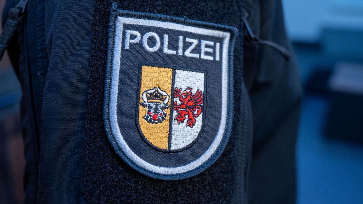 Die Polizei ermittelt wegen des Todes zweier Männer auf Rügen. (Symbolbild) Foto: Stefan Sauer/dpa