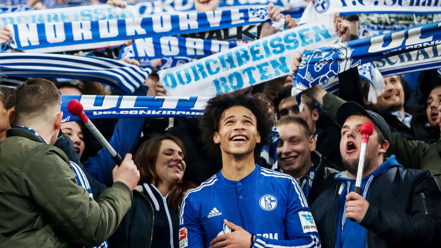 Zehn Jahre her: Leroy Sané lässt sich nach einem Schalker Heimsieg von den Fans feiern. Foto: picture alliance / dpa