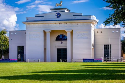 Wie das Landgestüt Redefin aus den roten Zahlen kommen soll, ist weiter offen. (Archivbild) Foto: Jens Büttner/dpa