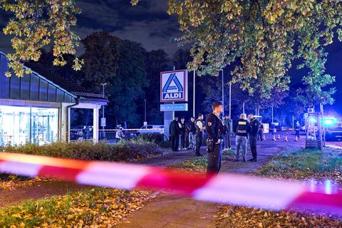 Nach Schüssen auf einen Mann fast die Polizei einen Verdächtigen. Foto: Michael Ukas/dpa