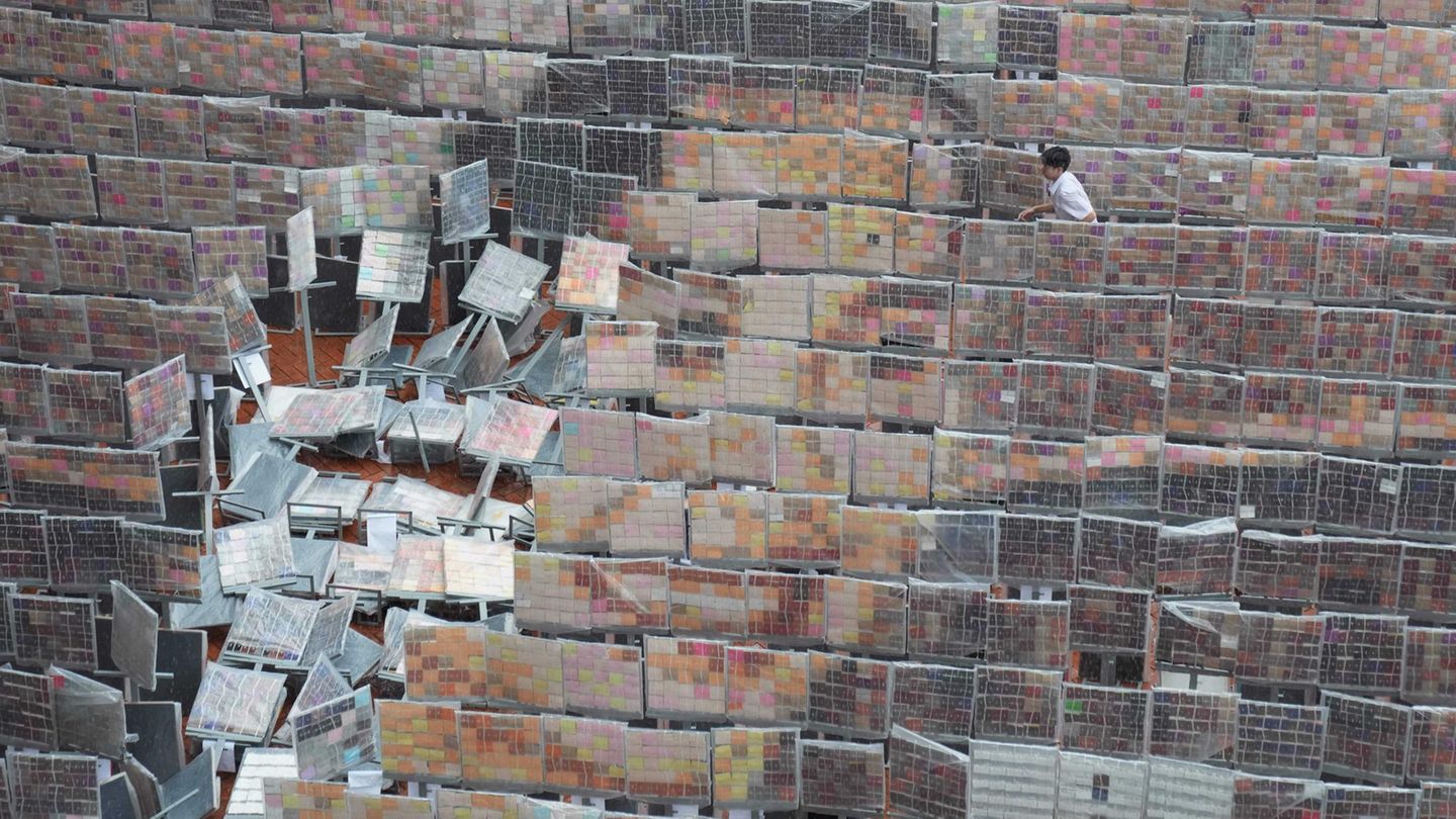 Bangkok, Thailand. Vor wenigen Tagen ist Sirikit, frühere Königin und zuletzt Königinmutter, im Alter von 93 Jahren gestorben. Ein riesiges Mosaik gedenkt der Monarchin – leider ist das Bildnis nicht ganz wetterfest und muss repariert werden