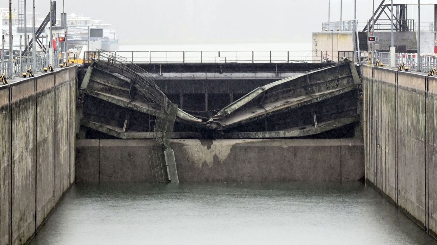Nach dem Unfall war das Schleusentor deformiert. (Archivbild) Foto: Uli Deck/dpa
