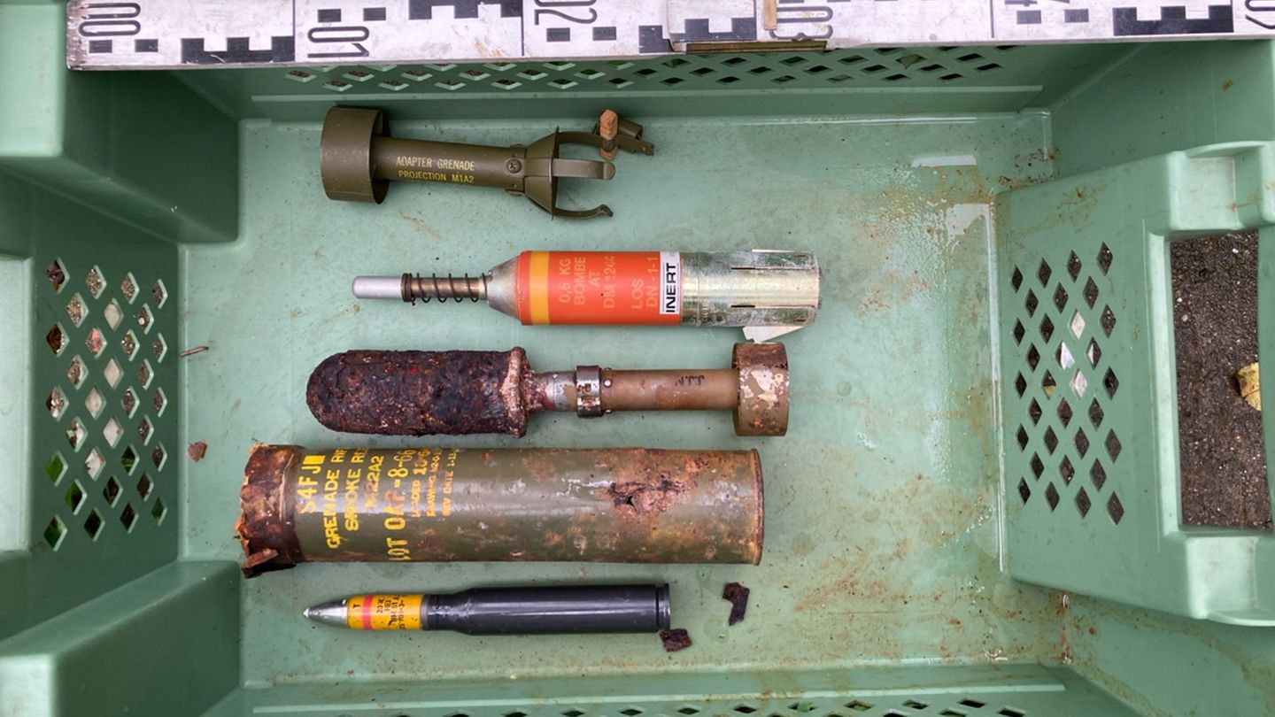 Unbemerkt hatte ein Mann in Augsburg eine große Waffensammlung in seinem Haus gebunkert. Erst der Tod des Mannes führte die Poli