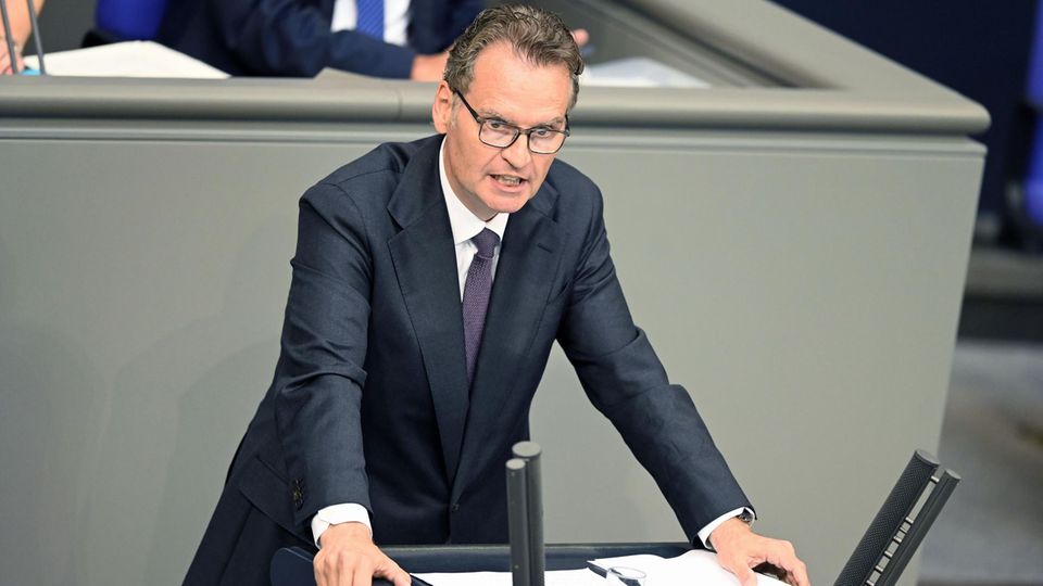 Günter Krings, Vizefraktionschef der Union steht am Rednerpult im Bundestag