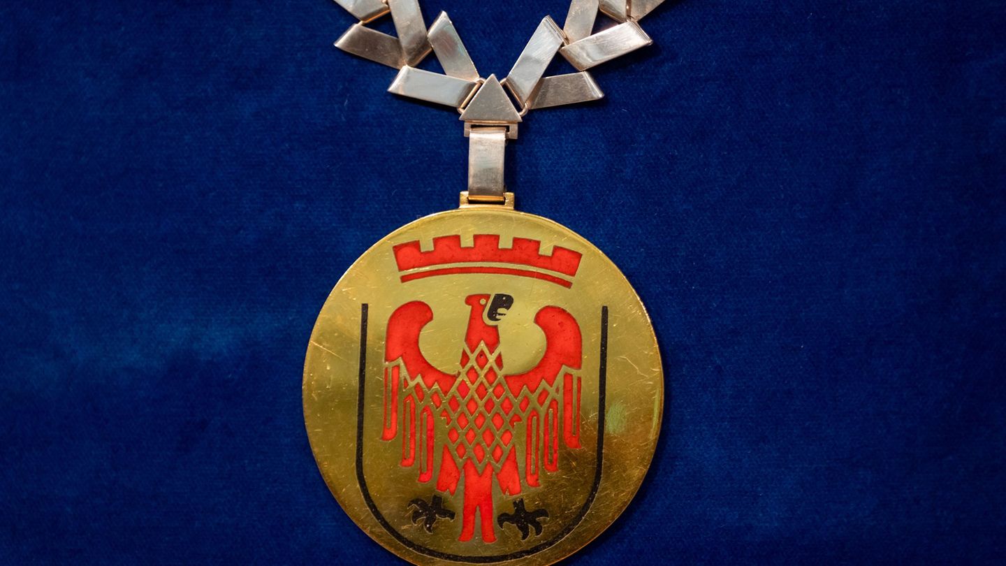 Noosha Aubel trägt als neue Oberbürgermeisterin von Potsdam die traditionsreiche Amtskette. Foto: Soeren Stache/dpa