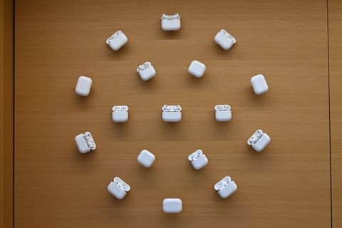 Nutzer in der EU bekommen die Live-Übersetzungsfunktion später in ihre AirPods. (Archivbild) Foto: David Hammersen/dpa