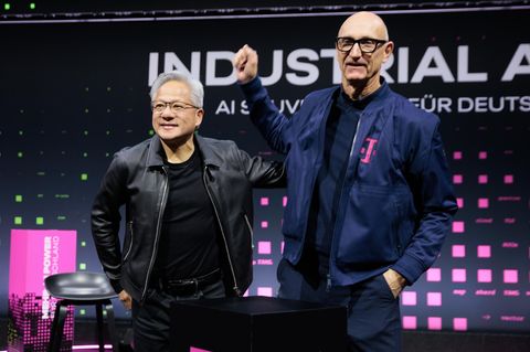 Nvidia-Chef Jensen Huang und Telekom-CEO Tim Höttges auf der Bühne in Berlin