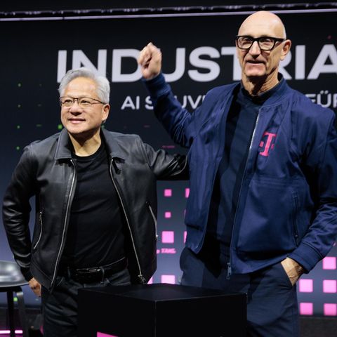 Nvidia-Chef Jensen Huang und Telekom-CEO Tim Höttges auf der Bühne in Berlin