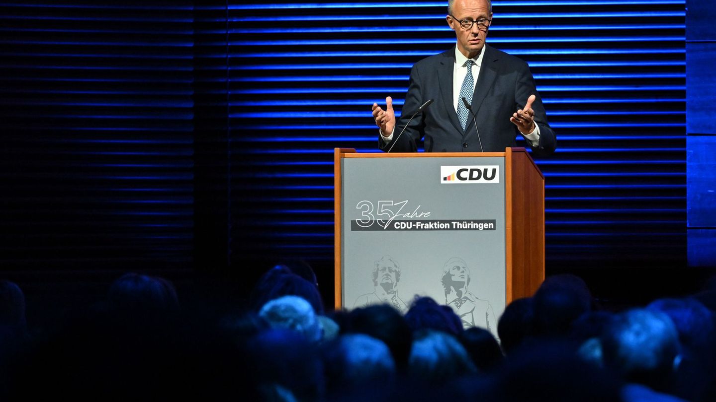 Merz erinnerte an die Rolle der CDU-Fraktion beim Wiederaufbau von Thüringen in den vergangenen 35 Jahren. Foto: Martin Schutt/d