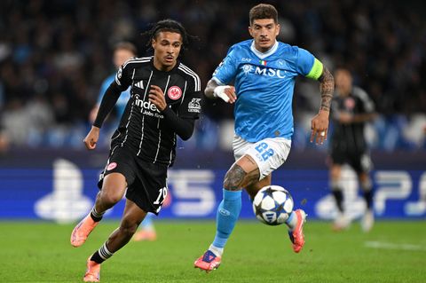 Eintracht Frankfurt um Jean-Mattéo Bahoya (l) kam offensiv in der ersten Hälfte gegen die SSC Neapel überhaupt nicht zur Geltung