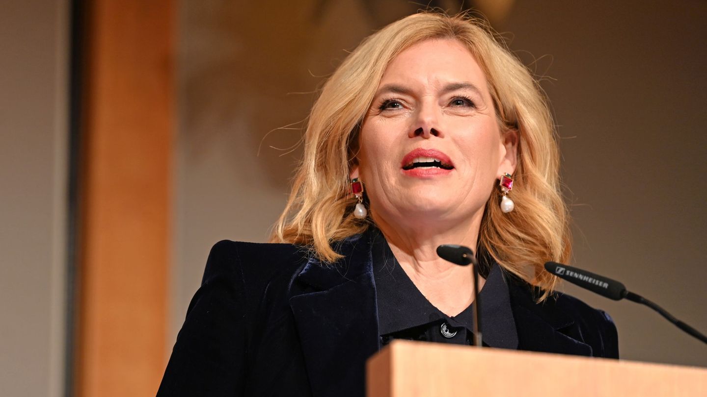 Bundestagspräsidentin Julia Klöckner hielt in Berlin eine Laudatio auf die Streetworkerin Sabine Constabel, die sich gegen Prost