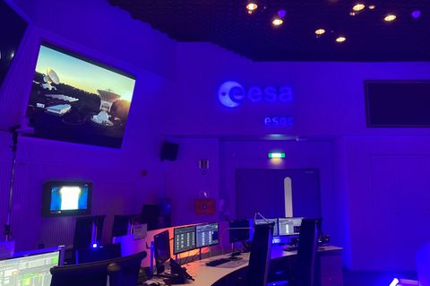 Der neue Erdbeobachtungssatellit soll vom Kontrollzentrum aus gesteuert werden. (Archivbild) Foto: Oliver Pietschmann/dpa