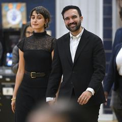 Zohran Mamdani, hier mit seiner Frau Rama Sawaf Duwaji bei der Stimmabgabe am Dienstag, wird neuer Bürgermeister in New York