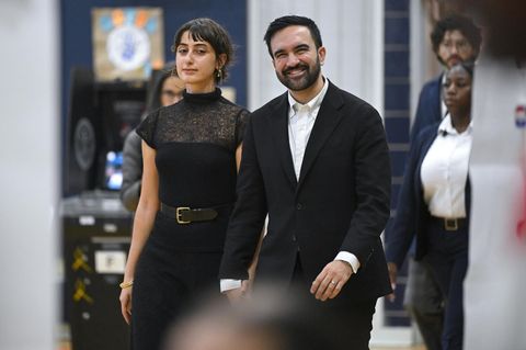 Zohran Mamdani, hier mit seiner Frau Rama Sawaf Duwaji bei der Stimmabgabe am Dienstag, wird neuer Bürgermeister in New York