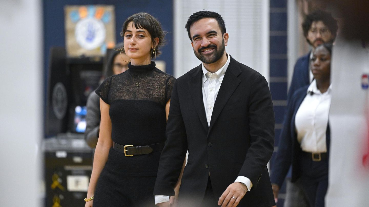 Zohran Mamdani, hier mit seiner Frau Rama Sawaf Duwaji bei der Stimmabgabe am Dienstag, wird neuer Bürgermeister in New York