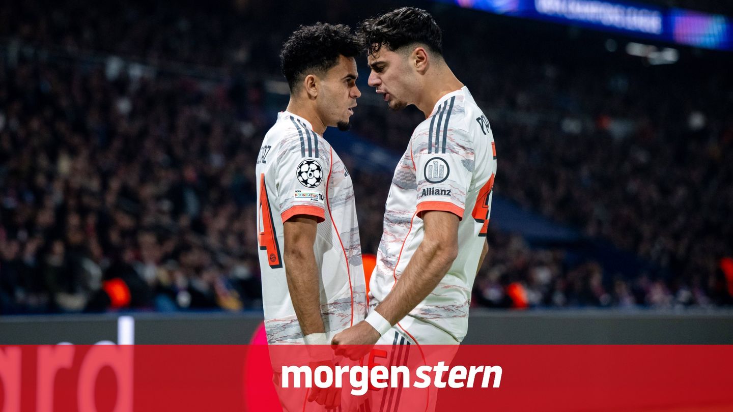 Luis Díaz und Aleksandar Pavlovic bejubeln einen der Treffer von Bayern München in Paris