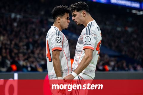 Luis Díaz und Aleksandar Pavlovic bejubeln einen der Treffer von Bayern München in Paris