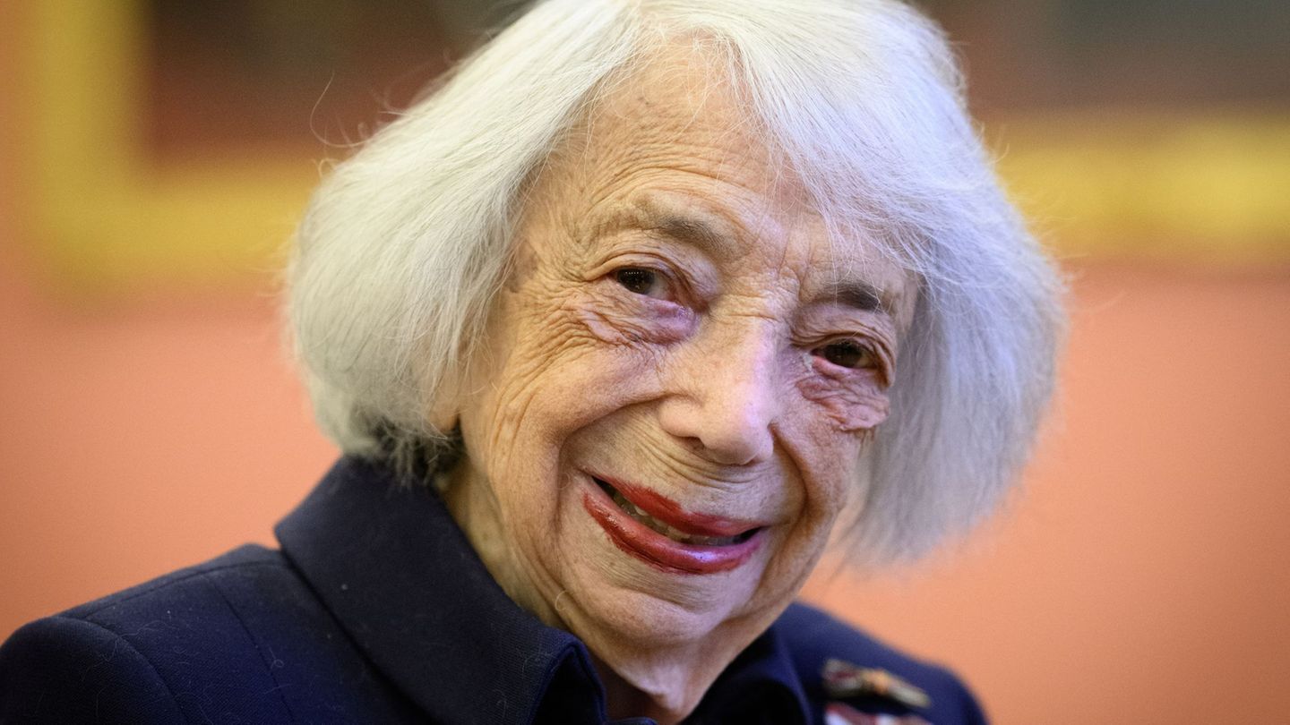 Zuletzt im Februar hatten Schüler aus Menden Friedländer zu einem Gespräch getroffen. Das Archivbild zeigt sie im Roten Rathaus