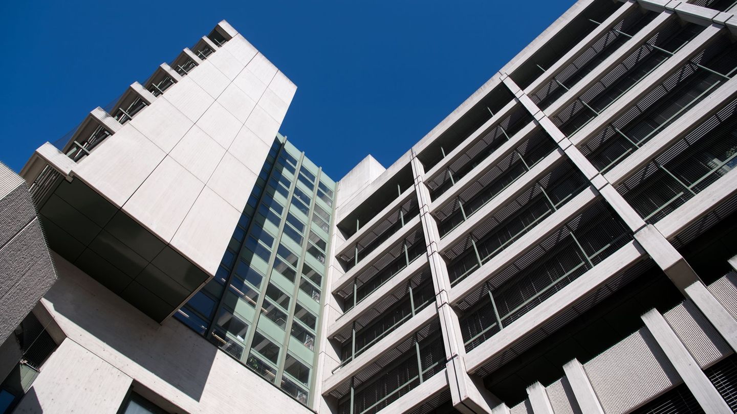 Ein katholischer Pfarrer soll sich vor mehreren Jahren an einer 18-Jährigen vergangen haben. Dafür muss er sich vor dem Münchner