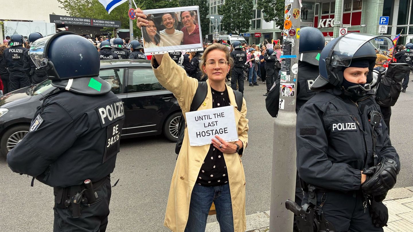 Karoline Preisler stellte sich auf Demonstrationen gegen Antisemitismus und forderte die Freilassung der Hamas-Geiseln im Gazast