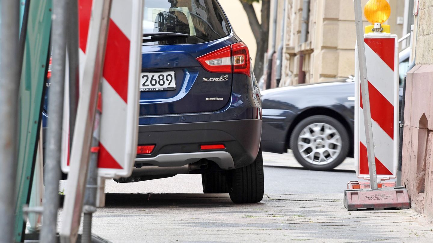Viele Städte sind laut DUH zu nachlässig, wenn es um das Parken auf Bürgersteigen und Gehwegen geht. (Symbolbild) Foto: Uli Deck