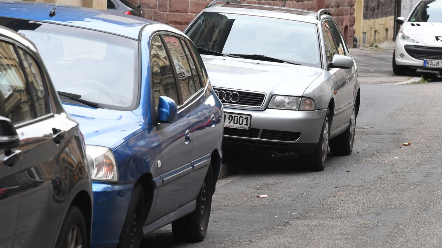 Parken auf Bürgersteig: DUH kritisiert Umgang mit Gehwegparken in St. Ingbert