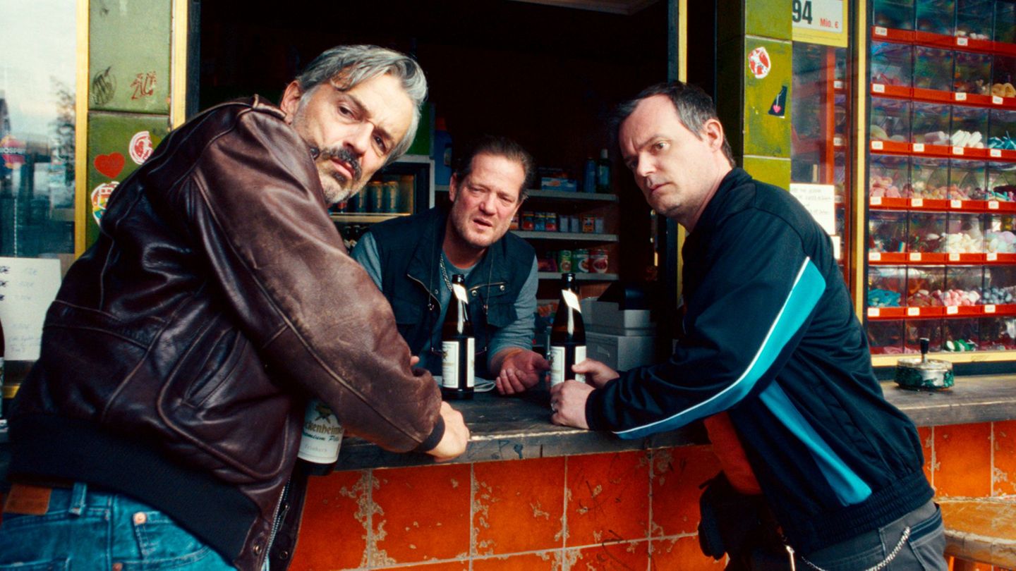 An der Theke wird gequatscht. Foto: -/HR/Bluelaserboys/Triple Picture/dpa