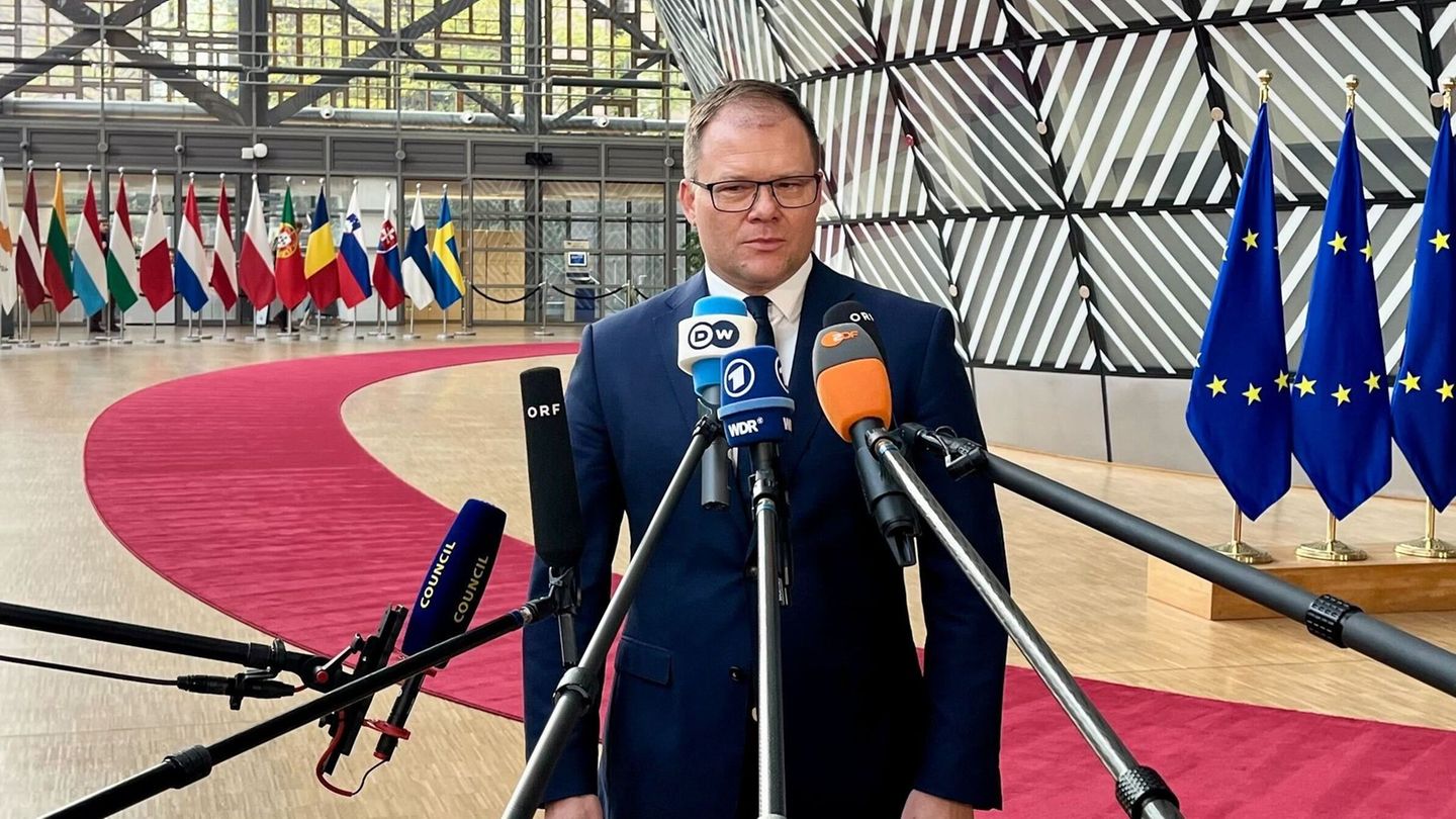 Bundesumweltminister Carsten Schneider (SPD) wirbt für das Ziel, die Emissionen in den nächsten 15 Jahren um 90 Prozent im Vergl