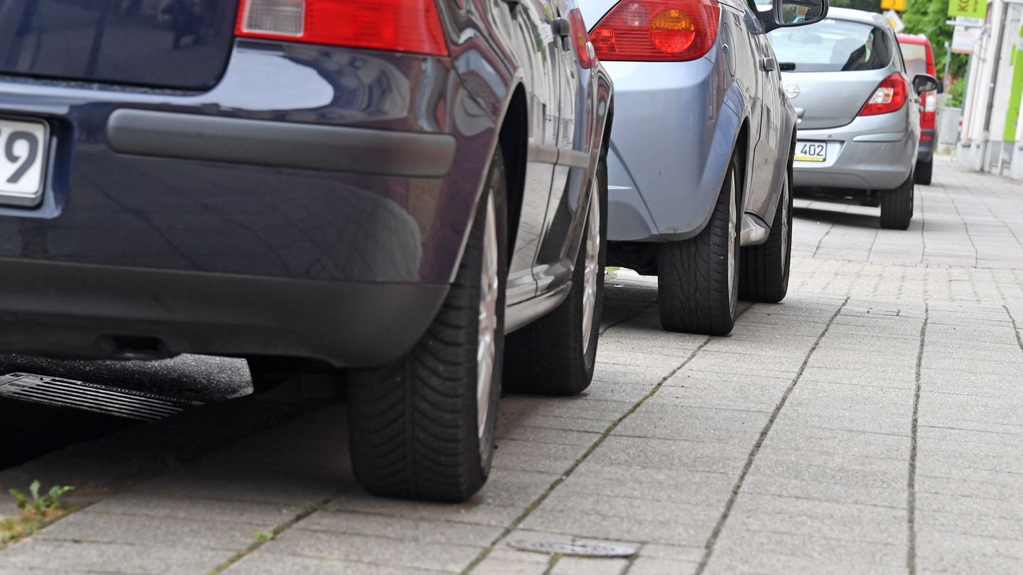 Verkehr in Innenstädten: Städte in Niedersachsen tolerieren Gehwegparken meist