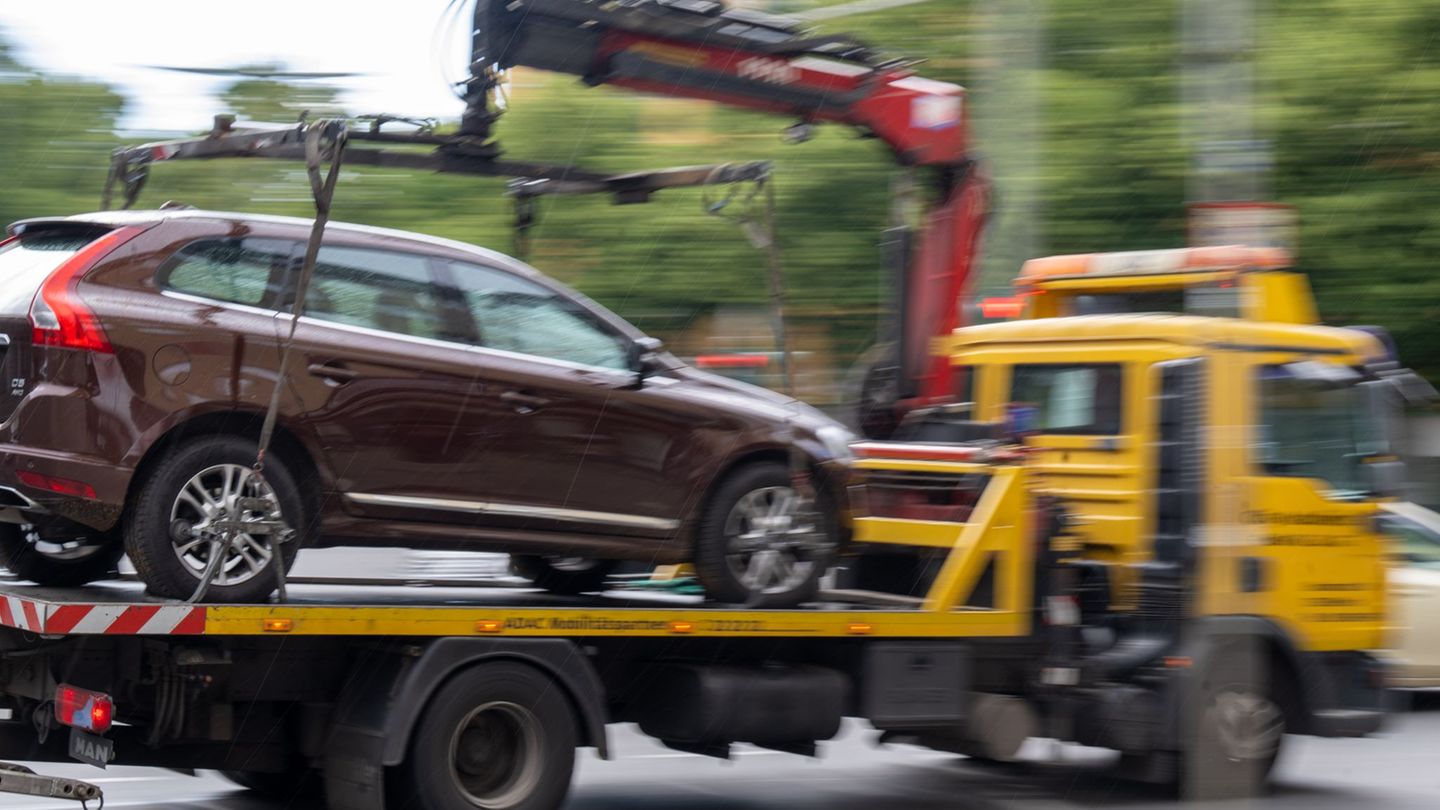 Regelwidriges Parken: Sollten Gehwegparker in Sachsen-Anhalt abgeschleppt werden?