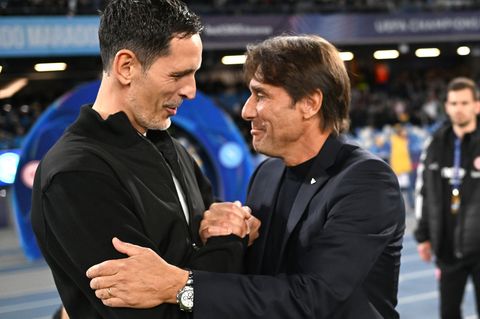 Neapels Coach Antonio Conte (r) staunte über die Spielweise von Eintracht Frankfurt unter Trainer Dino Toppmöller (l). Foto: Arn