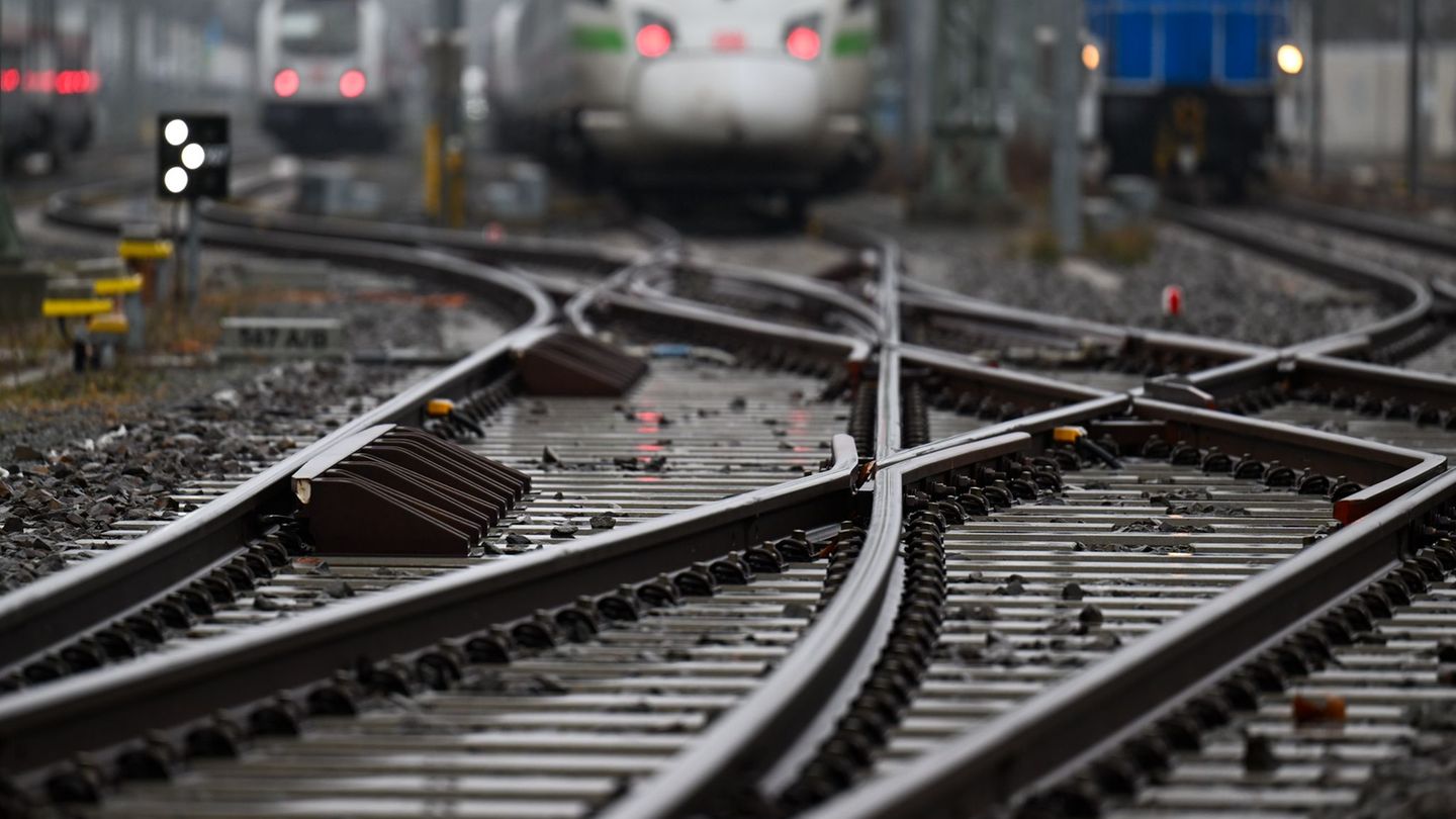 Pilotprojekt mit Saarstahl: Deutsche Bahn setzt erstmals Schienen aus "grünem" Stahl ein