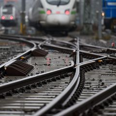 Die Deutsche Bahn will in einem Pilotprojekt erstmals "grünen" Stahl in Schienen verbauen. (Archivbild) Foto: Hendrik Schmidt/dp