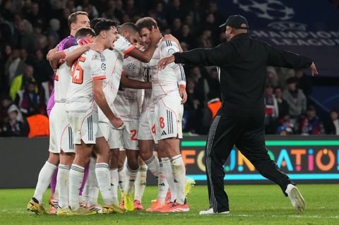 Vincent Kompany (r) stürmt nach dem Schlusspfiff auf den Rasen, um mit seinen Spielern im Kreis zu jubeln. Foto: Thibault Camus/