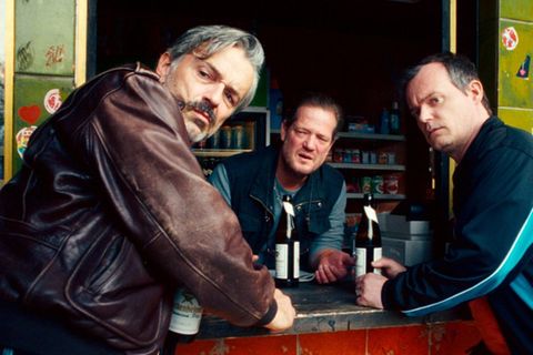 "Theken-Cowboys": Guido (Alexander Wipprecht, l.), Hajo (Aurel Manthei, m.) und Thorsten (Johannes Allmayer) hängen ab.