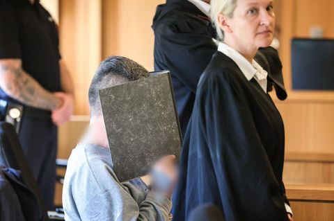Der angeklagte Krankenpfleger verdeckt während des Prozesses im Landgericht Aaachen sein Gesicht