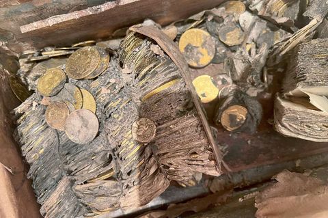 So sah der Münzschatz aus, als er aus der Erde geholt wurde. Foto: -/Nusmismatica Ars Classic/dpa