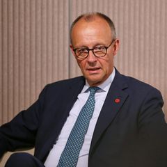 Friedrich Merz sitzt und schaut gerade in die Kamera