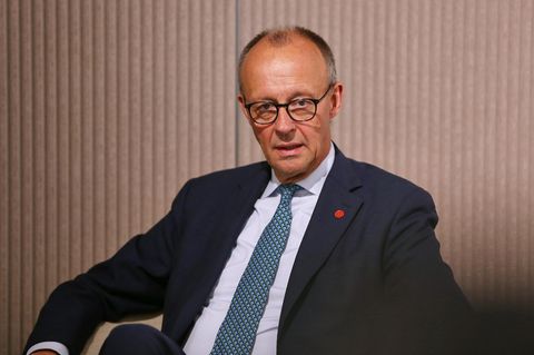 Friedrich Merz sitzt und schaut gerade in die Kamera