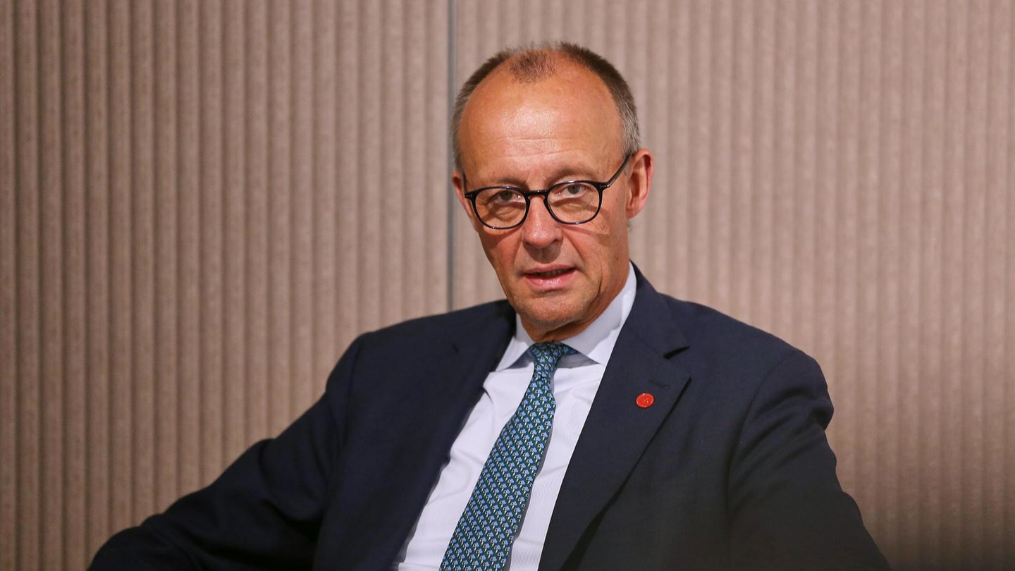 Friedrich Merz sitzt und schaut gerade in die Kamera