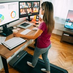 Frau auf dem Laufband