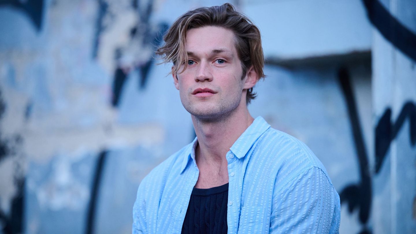 Verträumter und zugleich wachsamer Blick auf die Welt: Damian Hardung. Foto: Annette Riedl/dpa