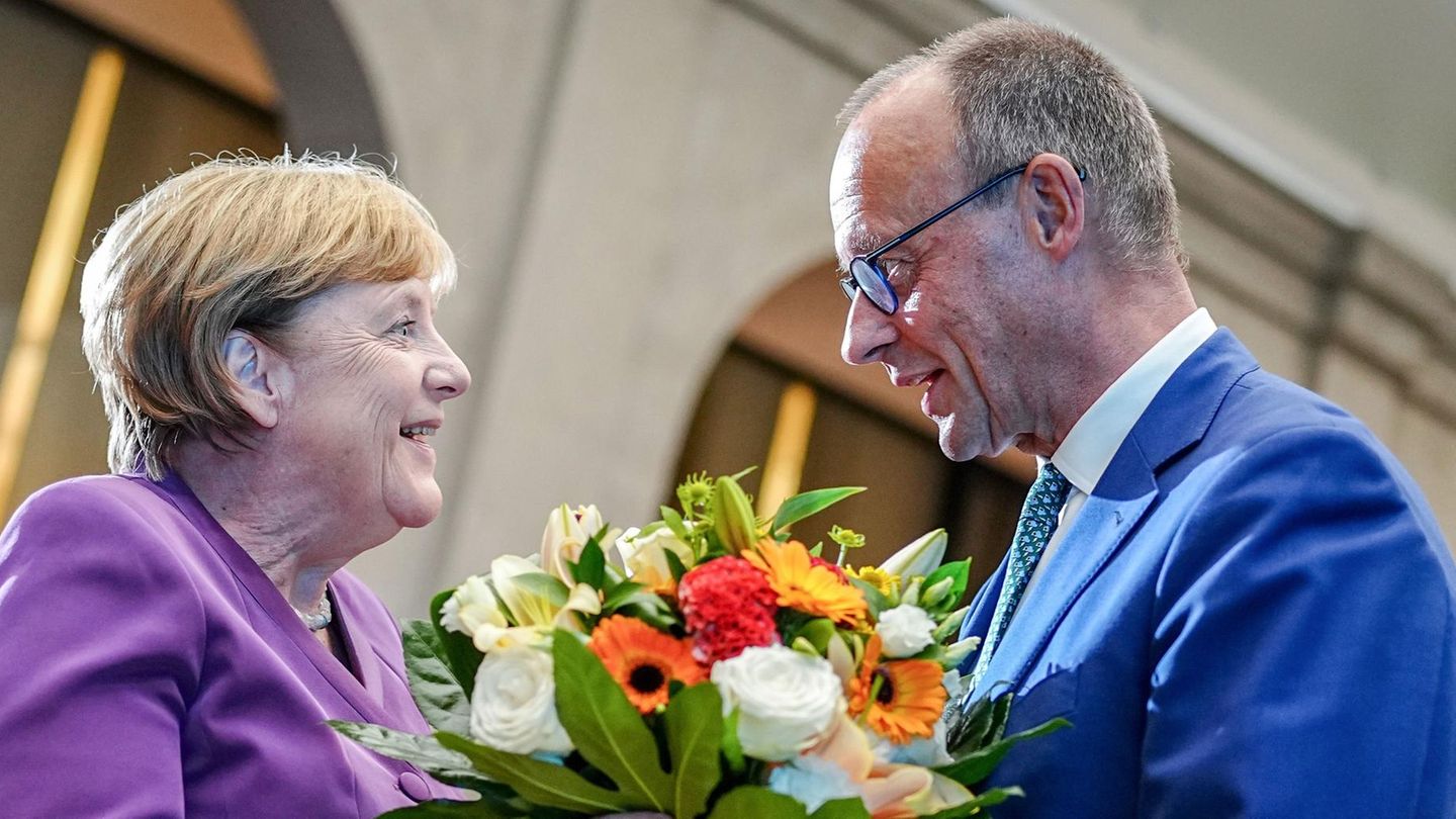 Friedrich Merz überreichte Angela Merkel zu ihrem 70. Geburtstag einen Blumenstrauß (Archivild)