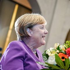 Friedrich Merz überreichte Angela Merkel zu ihrem 70. Geburtstag einen Blumenstrauß (Archivild)