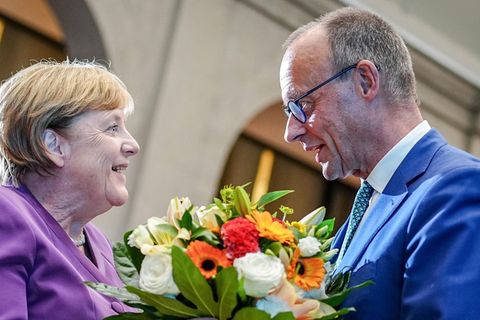 Friedrich Merz überreichte Angela Merkel zu ihrem 70. Geburtstag einen Blumenstrauß (Archivild)