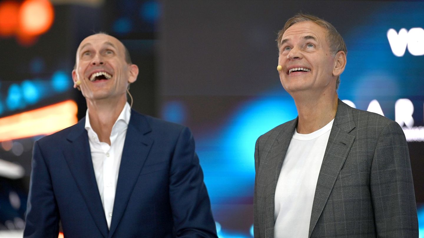 Volkswagen-Chef Oliver Blume (r) und Volkswagen-Vorstandmitglied für China, Ralf Brandstätter, in Shanghai. Der Konzern investie