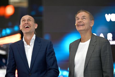 Volkswagen-Chef Oliver Blume (r) und Volkswagen-Vorstandmitglied für China, Ralf Brandstätter, in Shanghai. Der Konzern investie