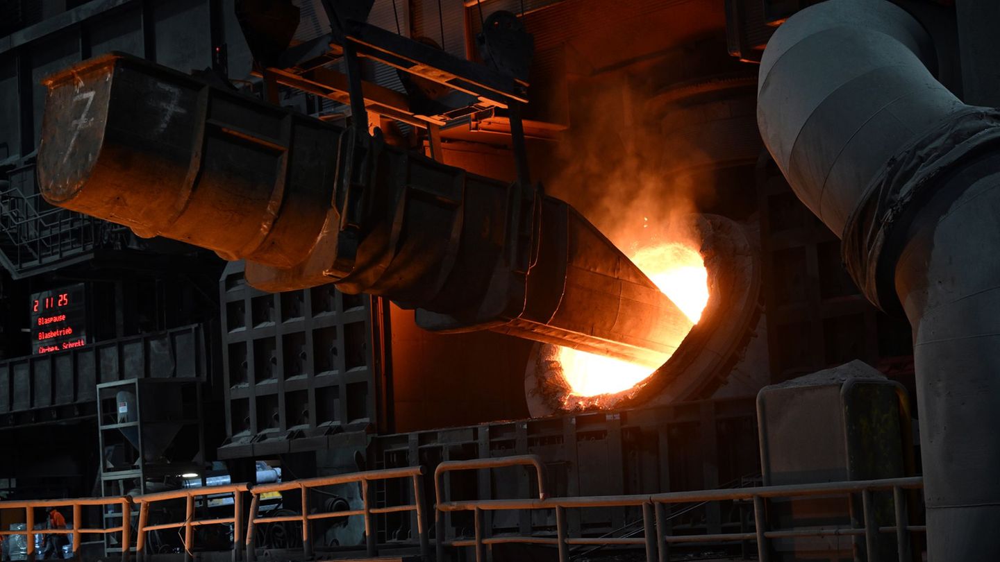 Die Lösungen für die Stahlindustrie liegen aus Sicht der IG Metall auf dem Tisch. (Archivbild) Foto: Federico Gambarini/dpa